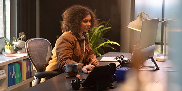 A person accessing information regarding GM Fleet vehicles on her laptop.