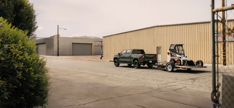 Un camionnette GM Parcs tire une remorque.