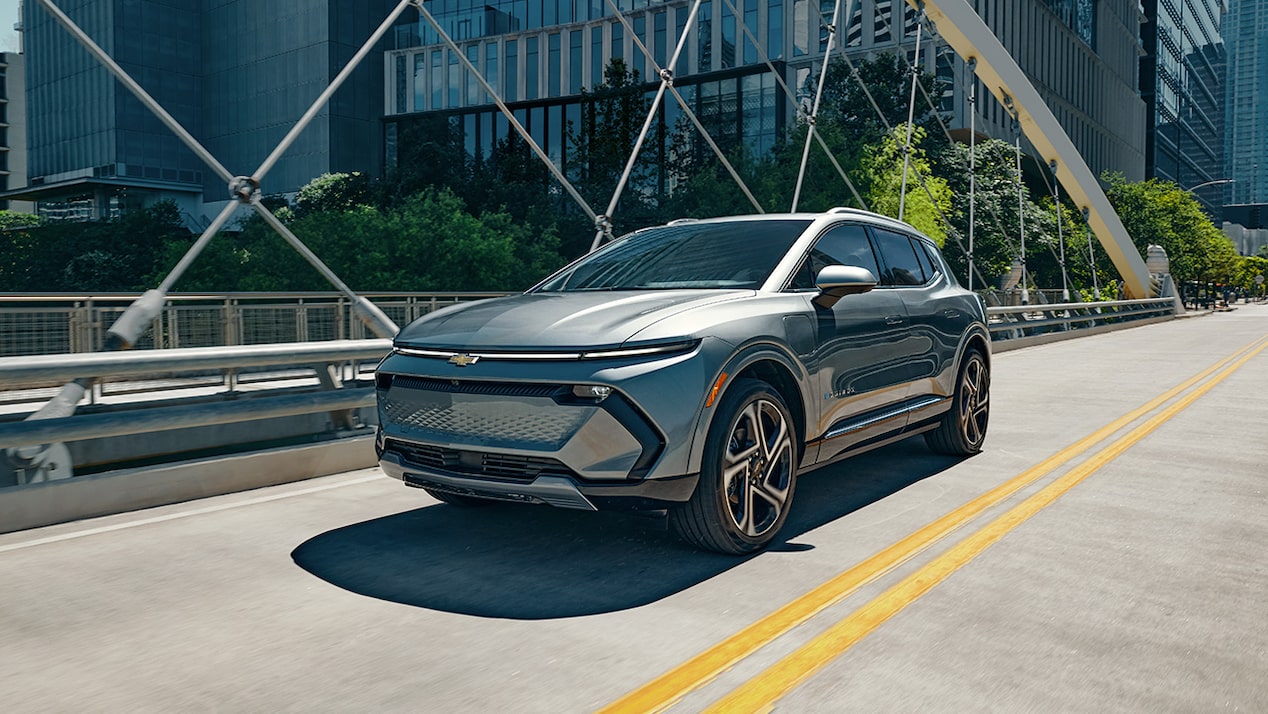 L'Equinox EV de Parcs GM circule sur la route.