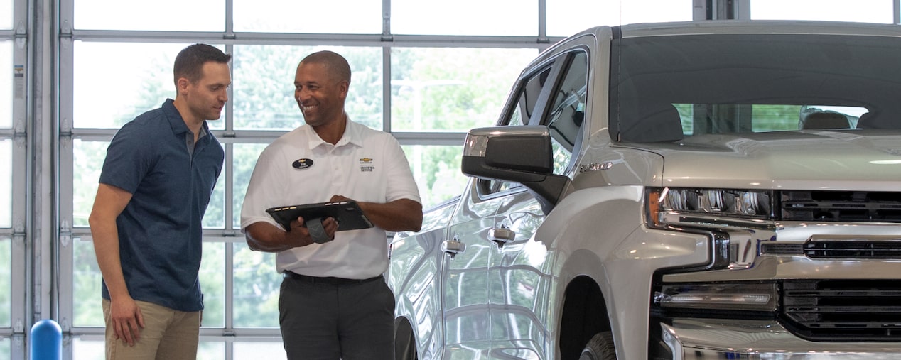 Un employé de Parcs GM fait faire une visite à un client.