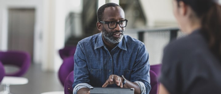 Un employé de GM discute avec une cliente.