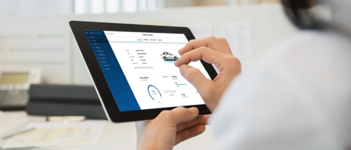 Une personne utilise Solutions d’entreprises OnStar sur sa tablette.