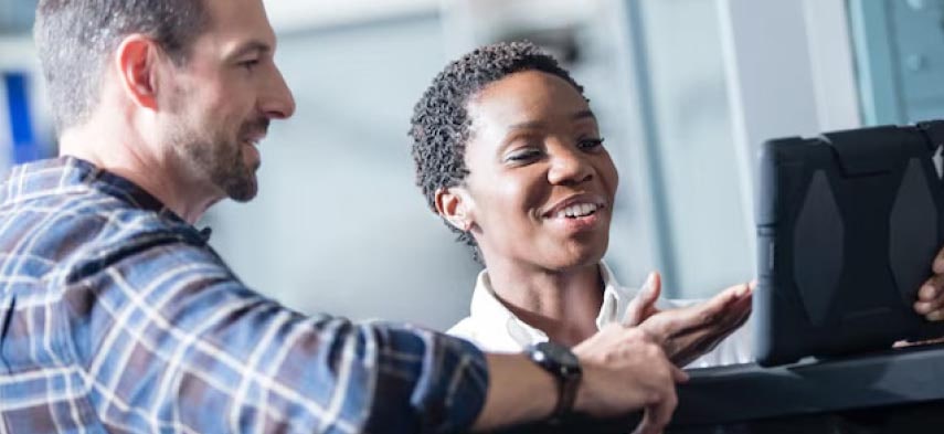 Une personne discutant de questions avec un membre du personnel de Parcs GM.