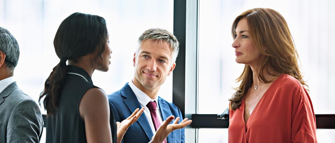 Un représentant Parcs GM parlant à des clients.