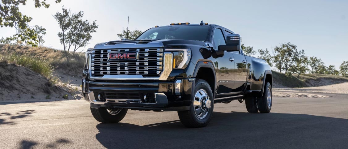 Vue de trois quarts avant d’un véhicule Parcs GM stationné près de la plage.
