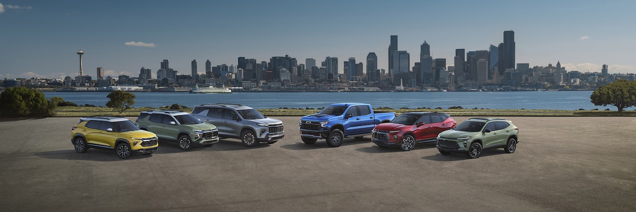 Plusieurs véhicules GM stationnés près de la baie