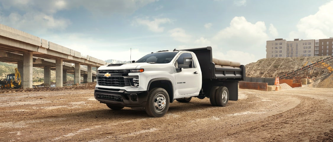 Un camion Parcs GM stationné sur un chantier de construction.