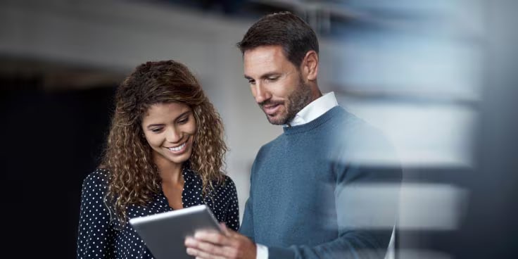 Un concessionnaire de GM discute de questions avec un client.