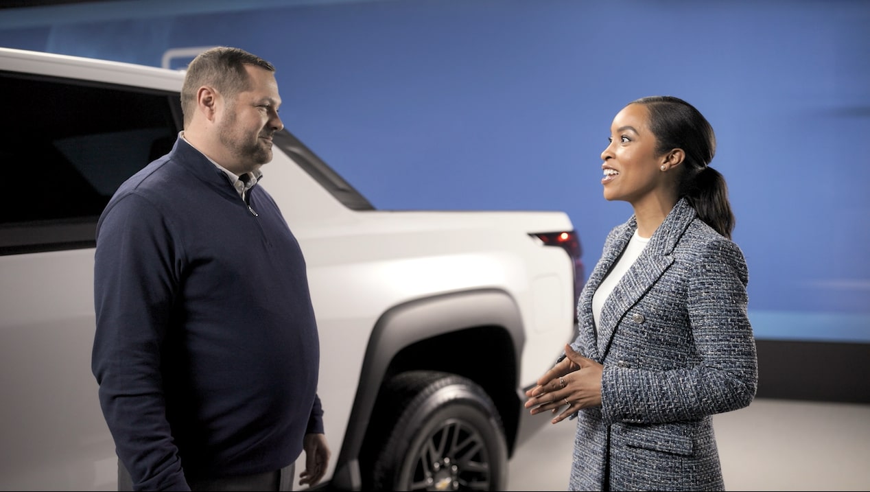 Un spécialiste VÉ de GM interviewe le directeur de l’infrastructure VE, représentant de GM.