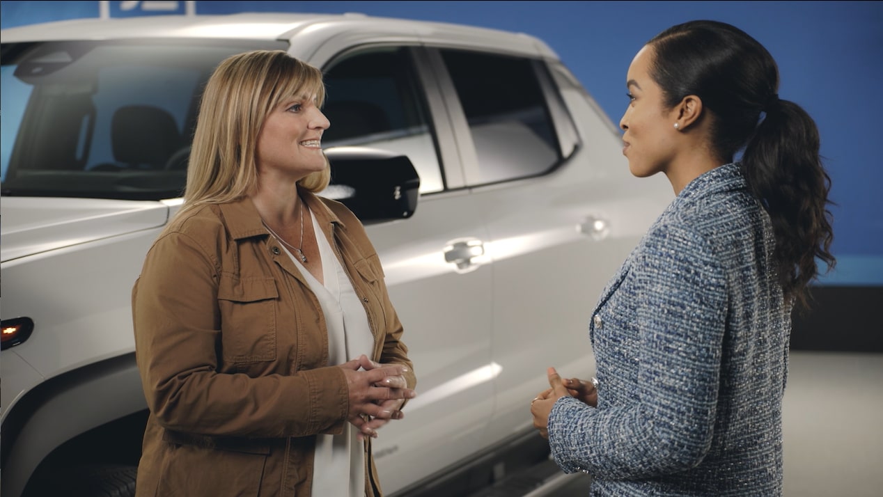 Un spécialiste VÉ de GM interviewe un ingénieur de GM.