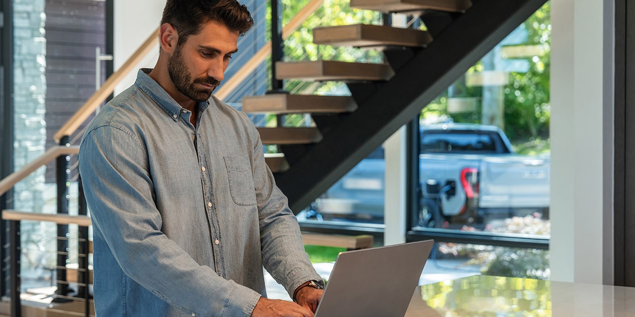 Une personne tapant sur un ordinateur portable.