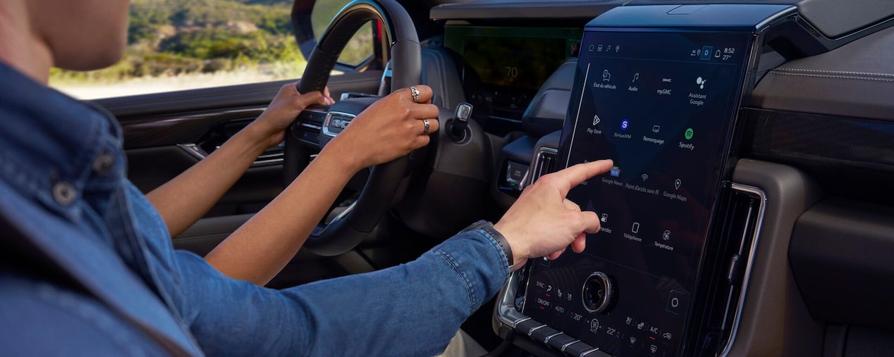 Deux personnes assises à l’intérieur d’un véhicule Parcs GM.