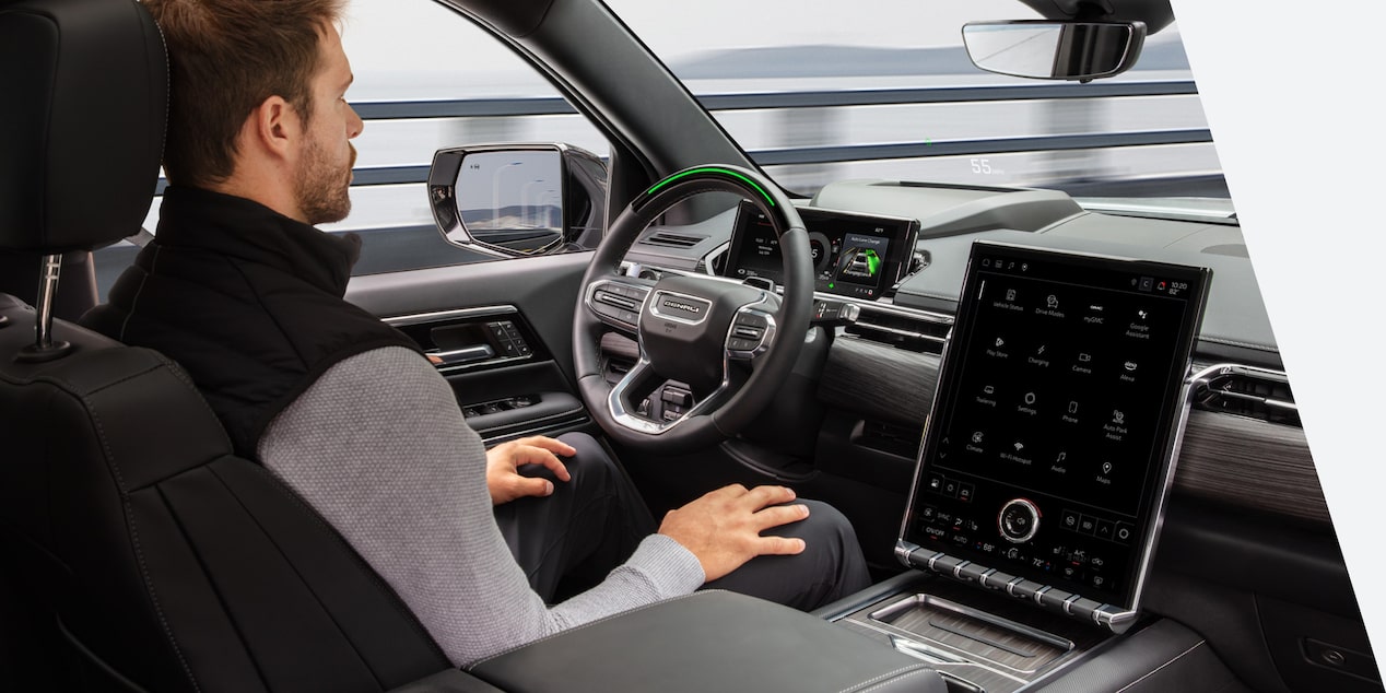 Une personne utilise la fonction Super Cruise dans un véhicule GM Envolve.