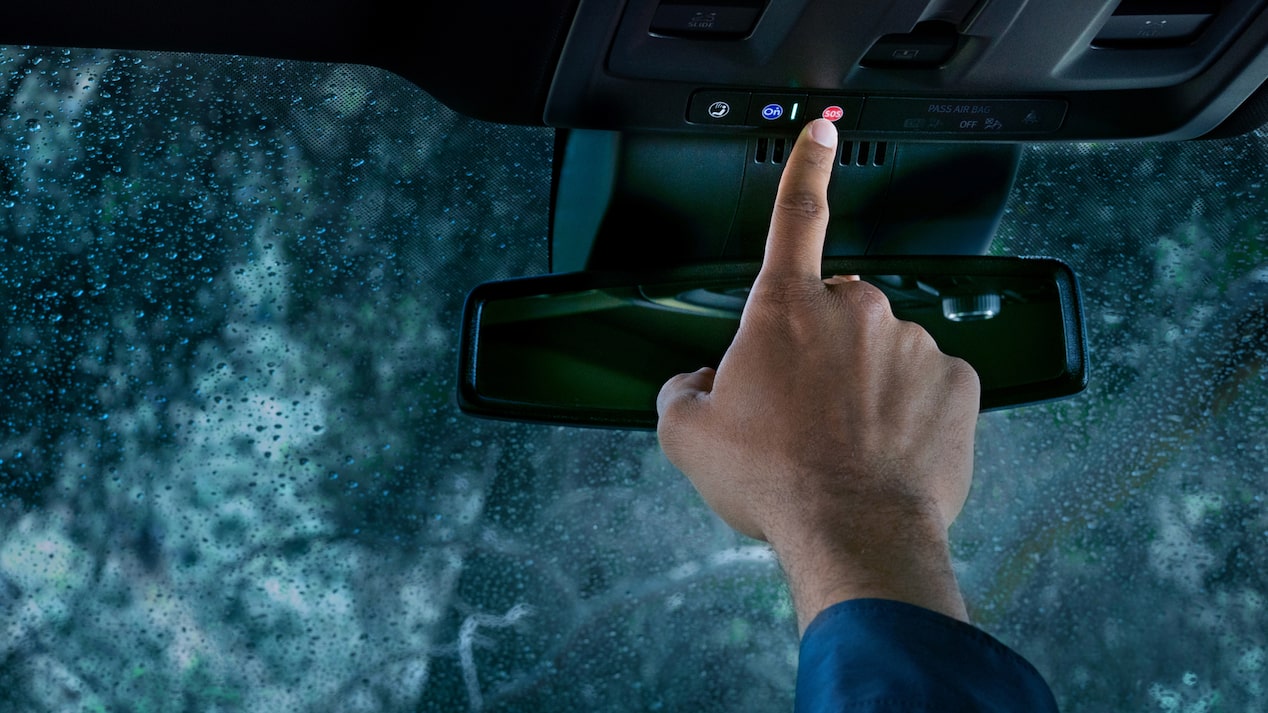 Une personne appuyant sur le bouton d’urgence dans un véhicule GM Envolve.