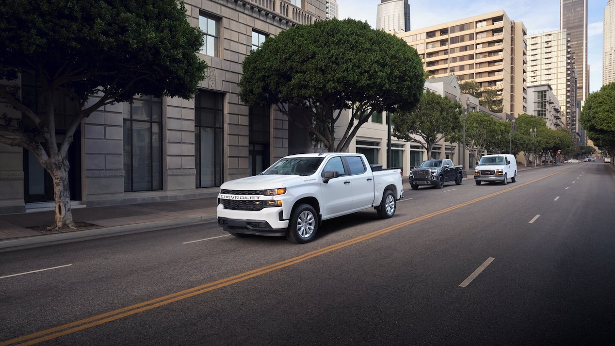 Un camion Chevrolet circulant en ville.