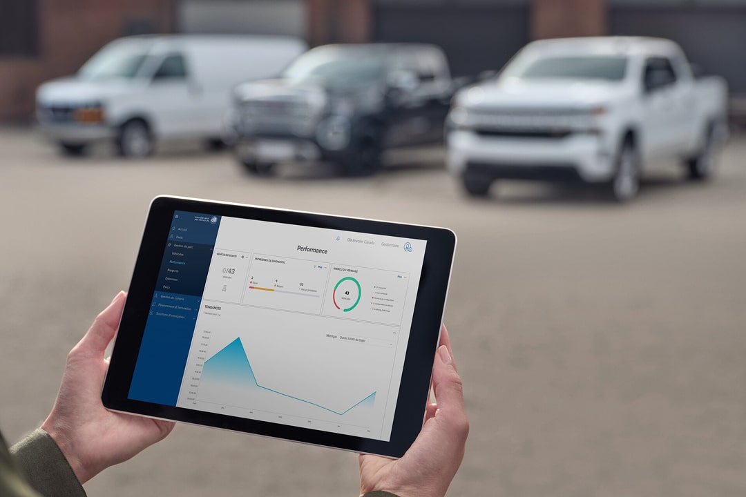 Une personne accédant à des informations en temps réel sur un véhicule Parcs GM depuis une tablette.