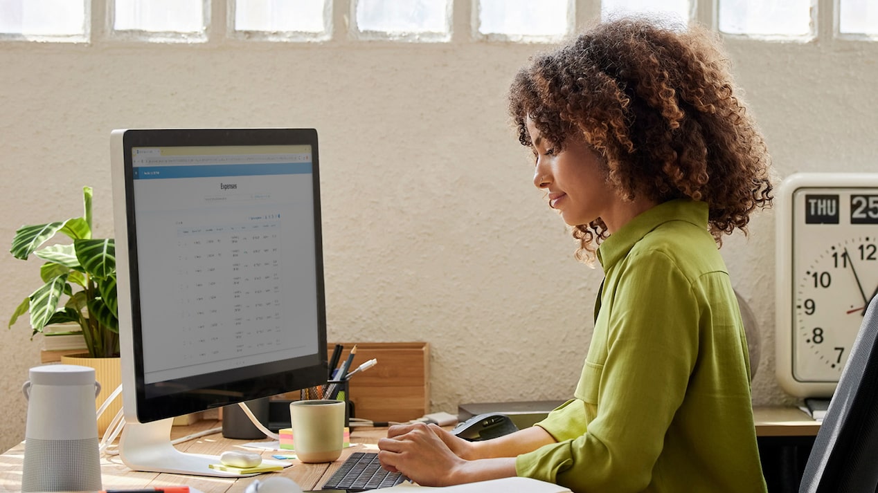 Vue latérale d’une personne consultant des informations liées à OnStar sur un ordinateur.