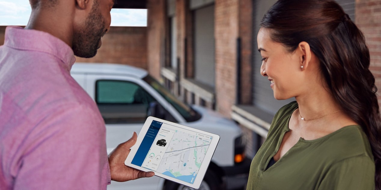 Une personne accédant à des informations en temps réel sur un véhicule Parcs GM depuis une tablette.