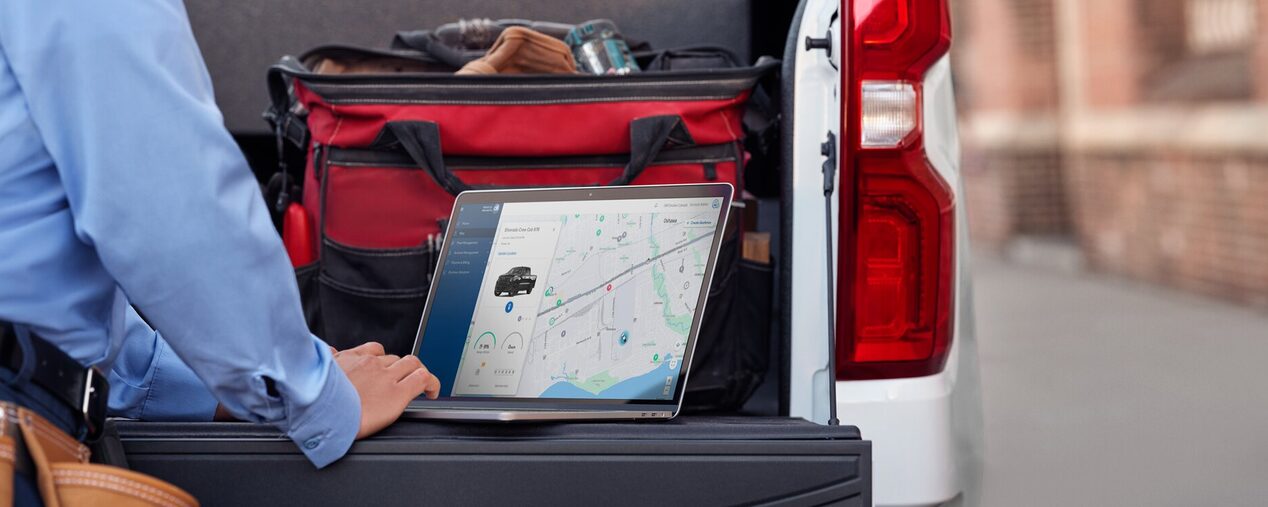 A person accessing real-time info on a GM Fleet vehicle from a laptop.